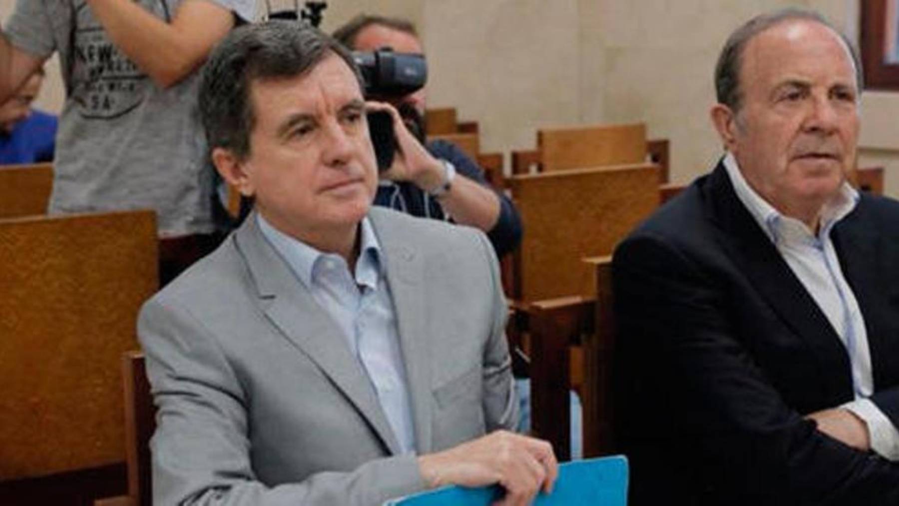 Jaume Matas y el ex presidente del PP de Palma, José María Rodríguez en el banquillo de la Audiencia Provincial en 2018.
