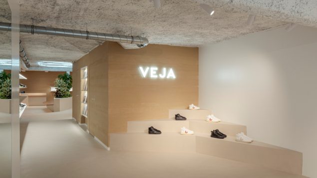 El outlet de Veja deja tiradas de precio las zapatillas que más se llevarán esta primavera