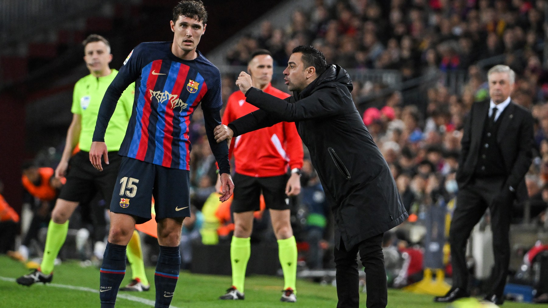 Xavi habla con Christensen durante el Clásico. (Getty)