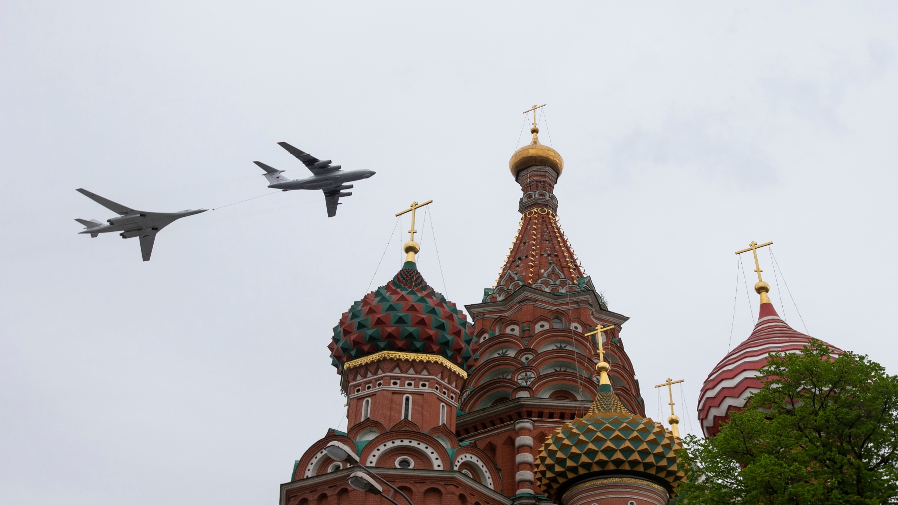 Un avión de reabastecimiento Il-78 y un bombardero estratégico Tu-160 en un desfile militar en Moscú.