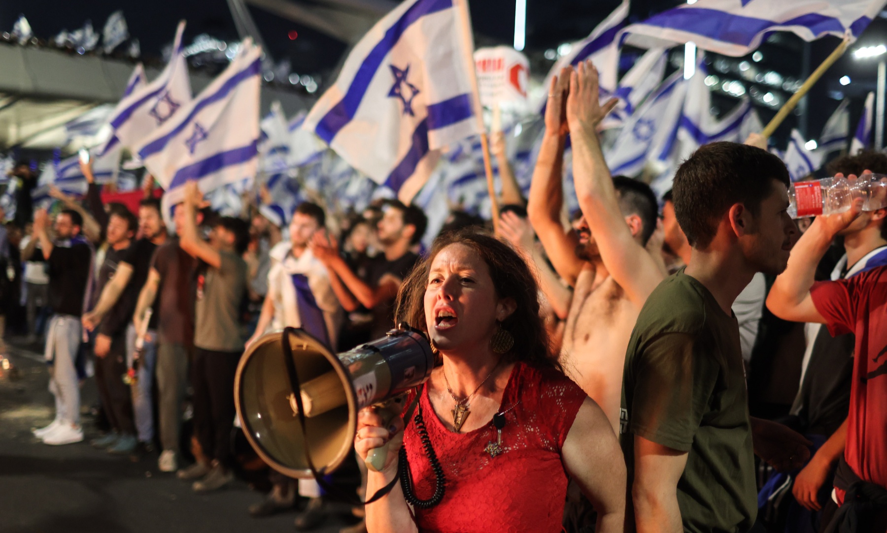 Manifestaciones espontáneas de cientos de miles de personas en Israel en protesta por la destitución del ministro de Defensa, Yoav Gallant.