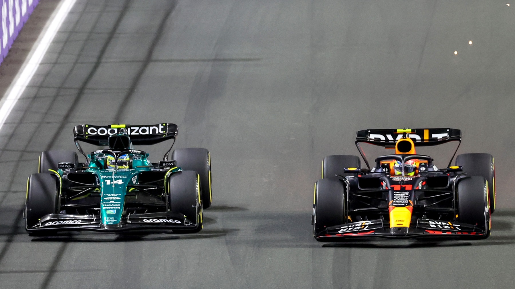 Fernando Alonso y Sergio Pérez luchando por el liderato en Jeddah. (AFP)