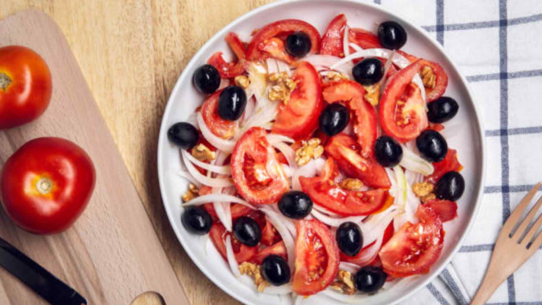 Los cocineros expertos revelan de una vez por todas qué tipo de tomate hay que echarle a la ensalada
