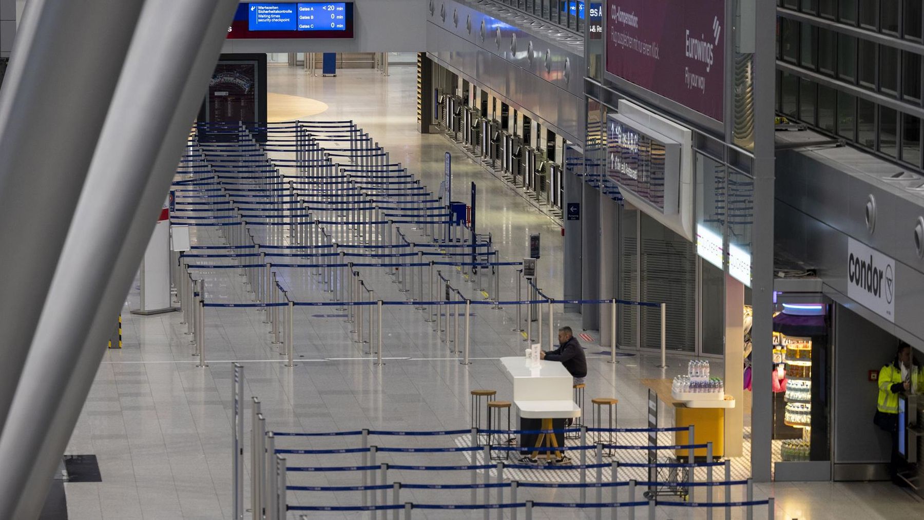 Aeropuerto de Dusseldorf, desierto esta mañana al inicio de la huelga. (Christoph Reichwein/Dpa)