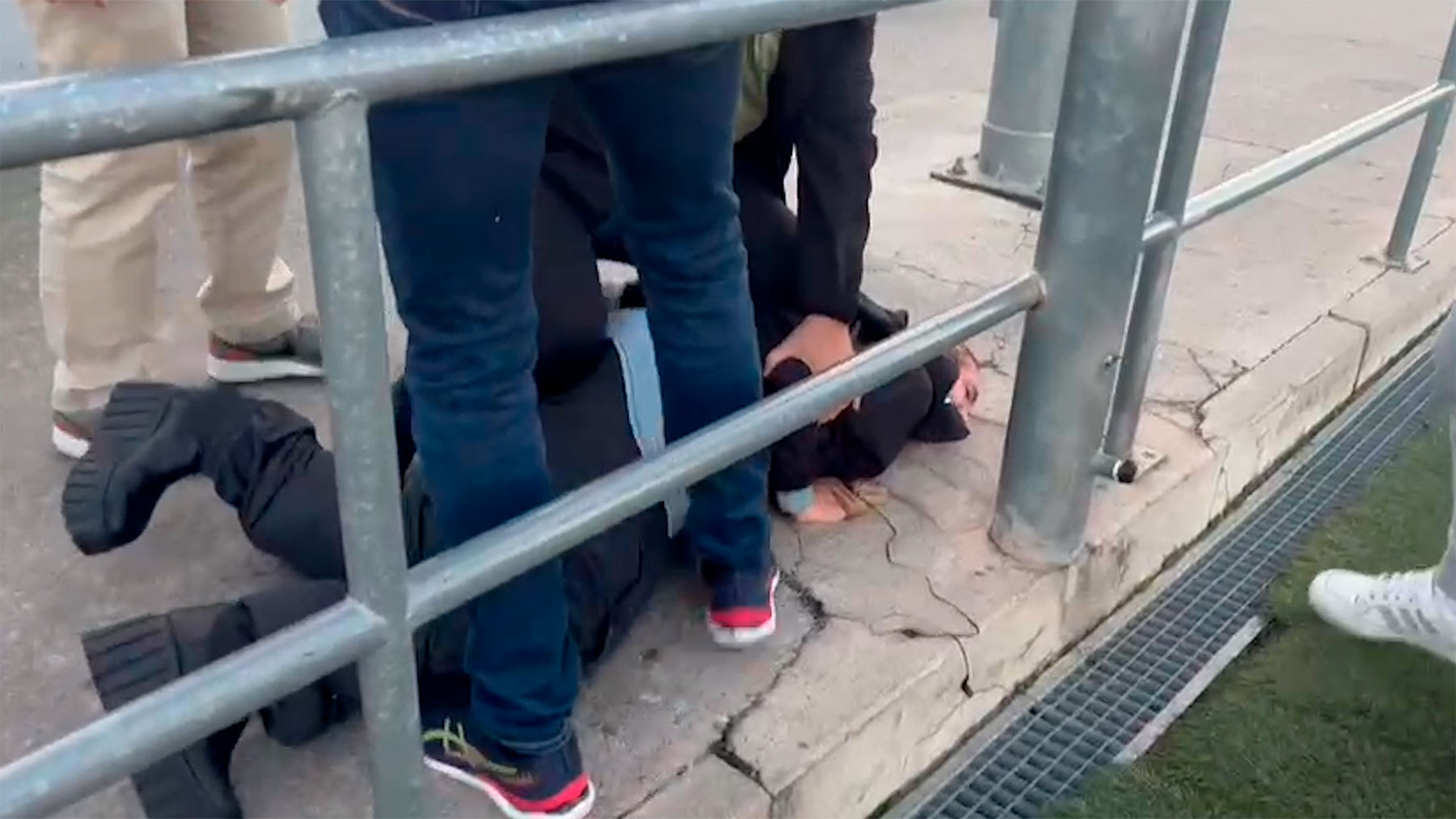 Detienen a una mujer tras sacar un revólver cargado en un partido de benjamines en Alcobendas