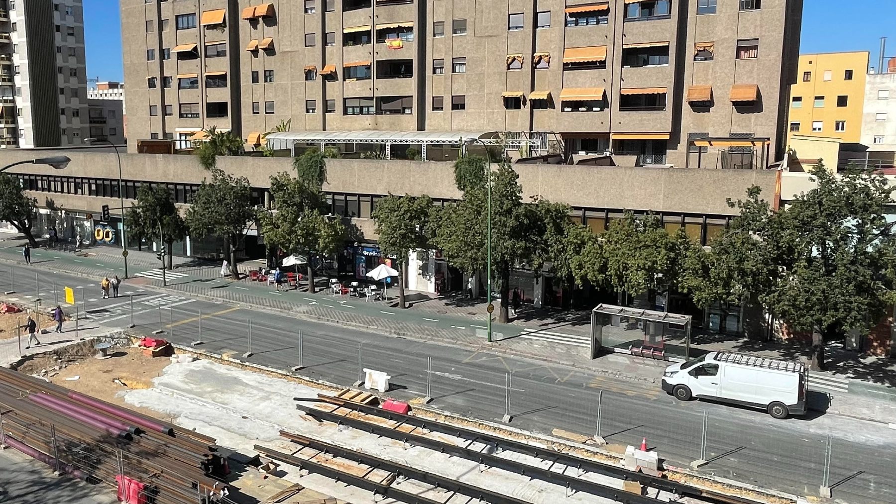 Nueva tala de árboles en la avenida Luis de Morales de Sevilla.