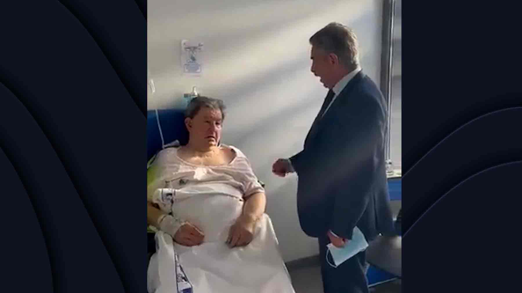 Revilla cantando en el hospital sin mascarilla.