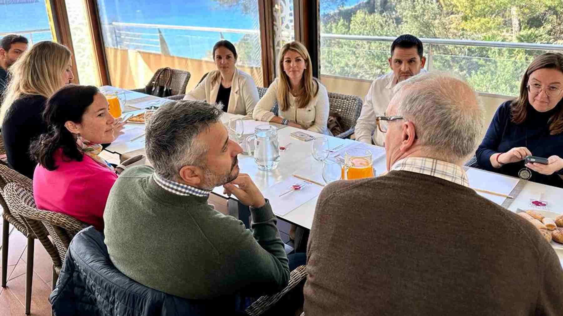 Encuentro de la alcaldesa de Andratx con representantes del sector hotelero del municipio y con los directivos de la empresa Cycling friendly.