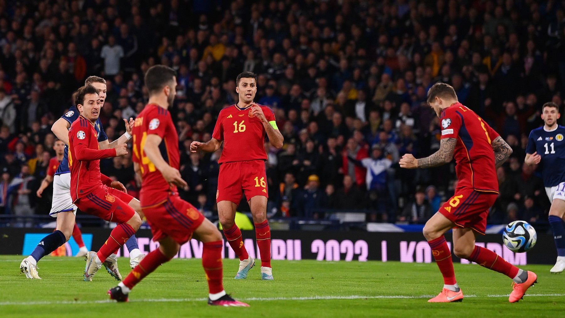 La defensa de España presencia uno de los goles de Escocia (Getty)