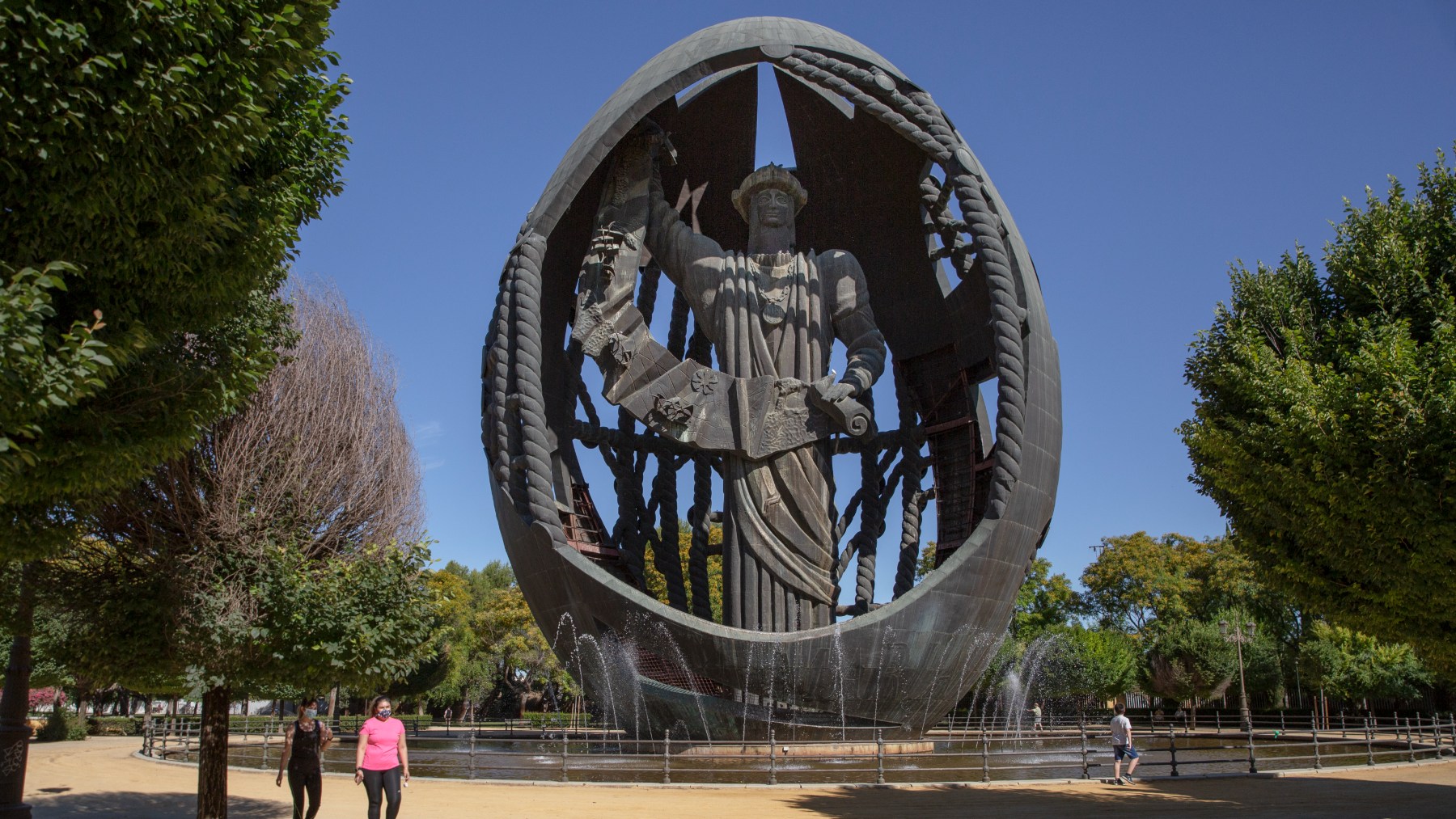 Monumento al Huevo de Colón, en el Parque de San Jerónimo de Sevilla.