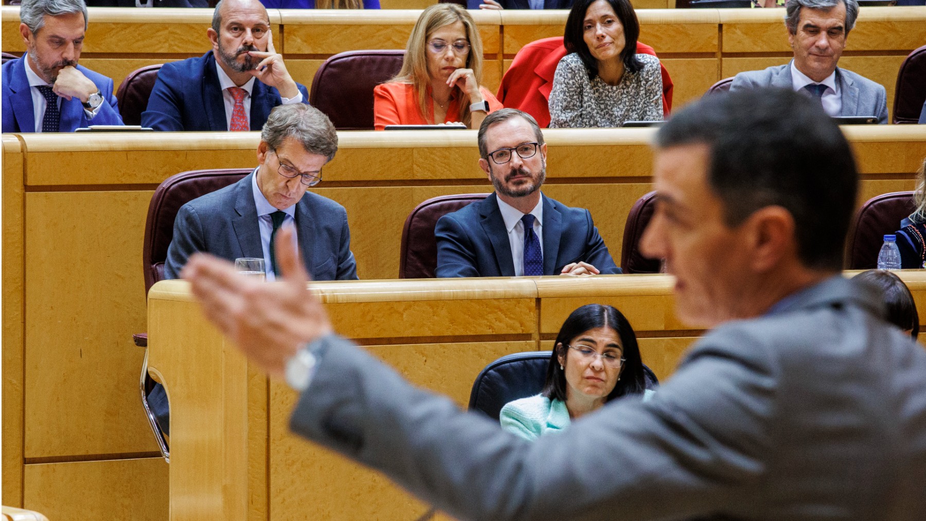 Alberto Núñez Feijóo y Pedro Sánchez en el Senado. (Foto: EP)