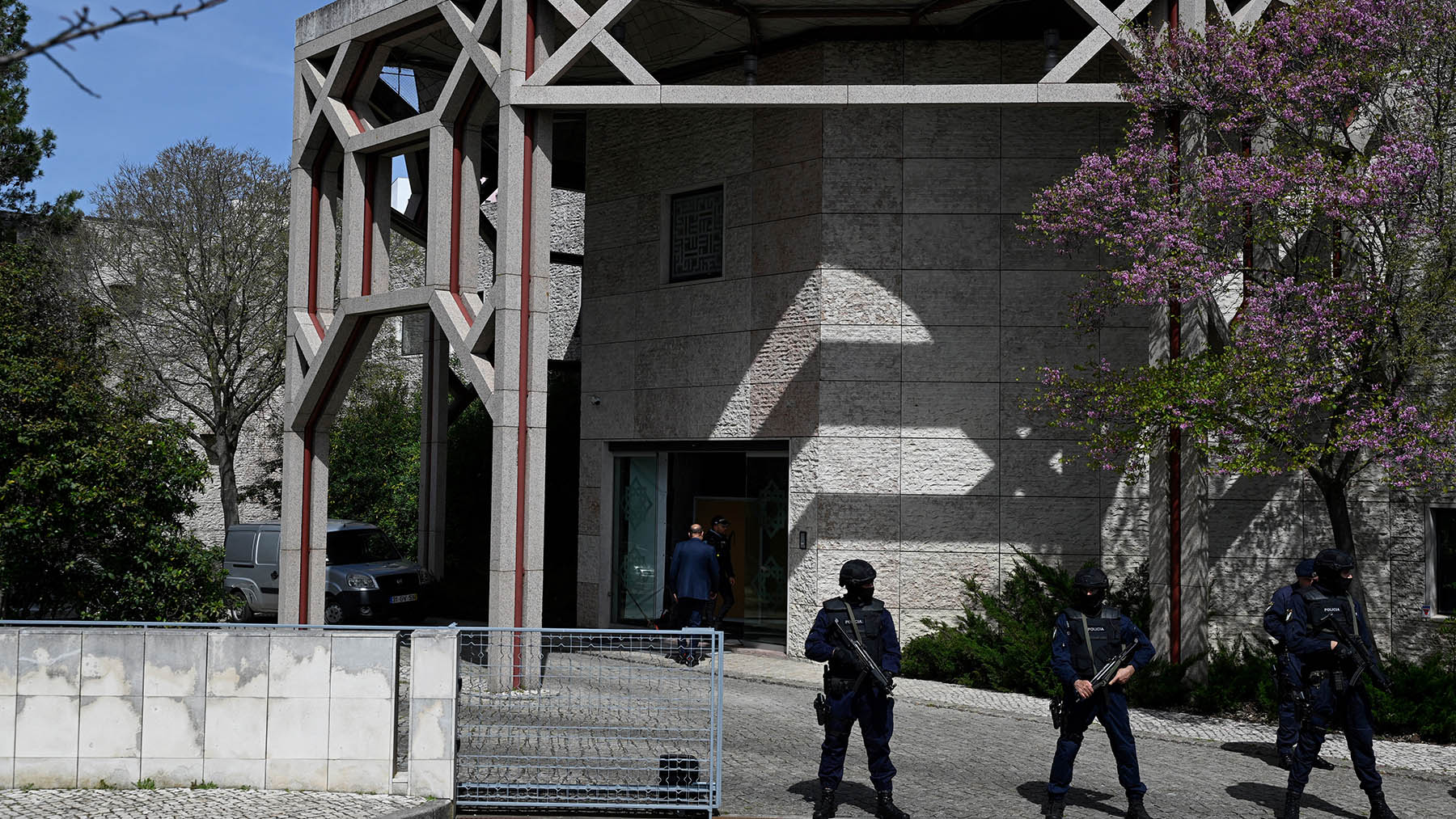 Varios agentes vigilan el centro islmailí de Lisboa. copia