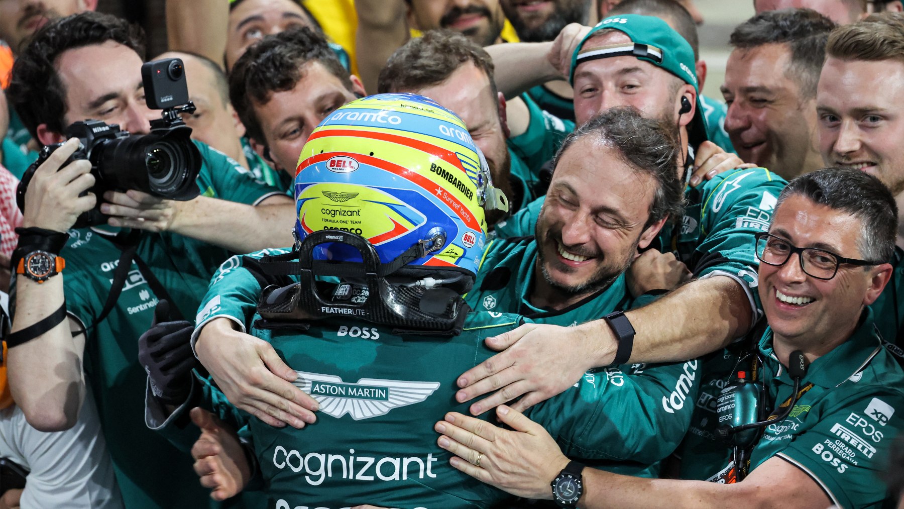 Fernando Alonso se abrazo con los trabajadores de Aston Martin. (AFP)