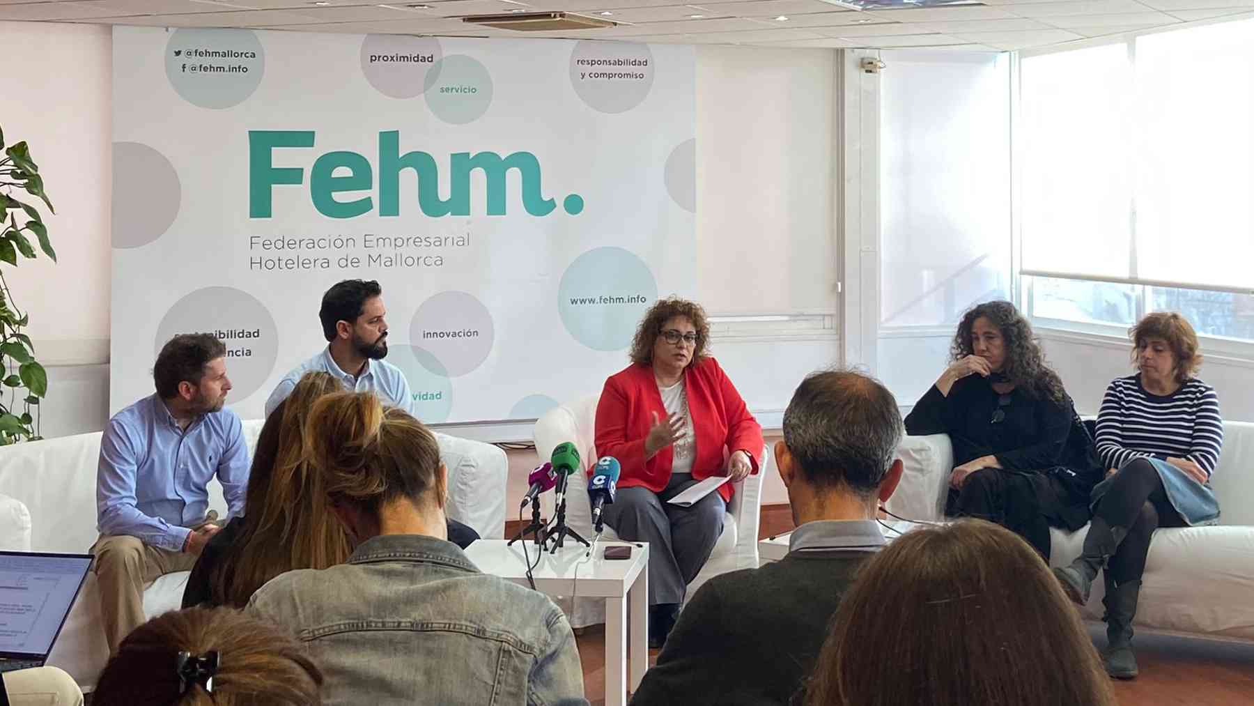 La vicepresidenta ejecutiva de la FEHM, María José Aguiló, ante los medios.