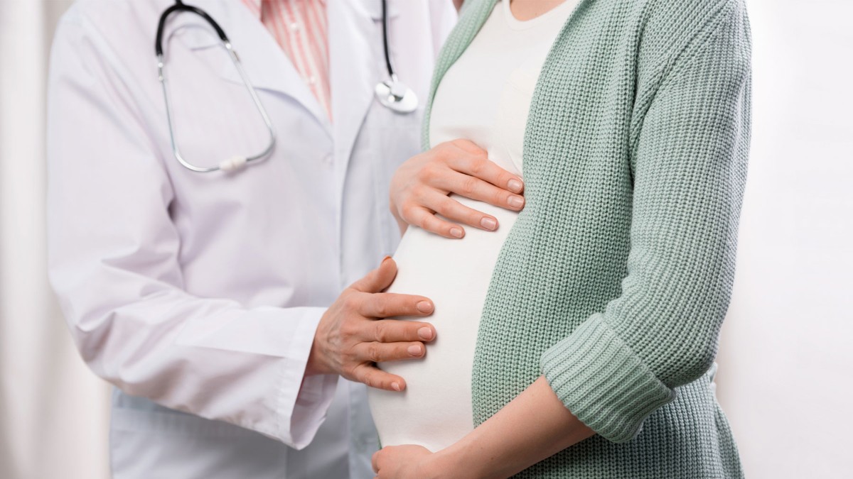 El nuevo código deontológico médico acepta la gestación subrogada altruista.