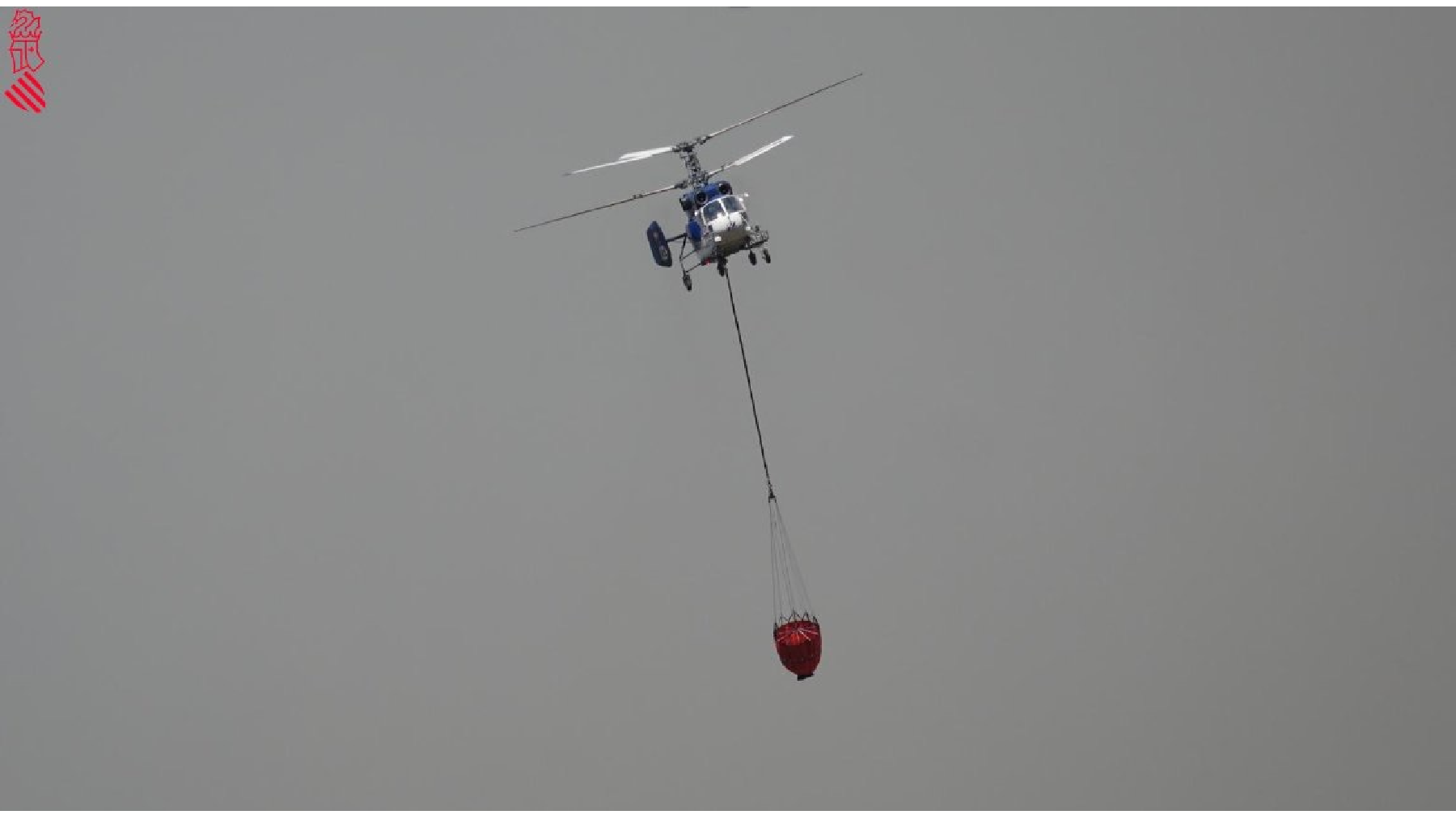 Uno de los medios aéreos que participan en las tareas de extinción en imagen de Emergencies 112 GVA.
