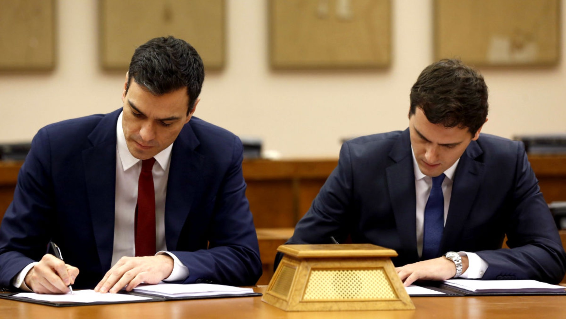 Sánchez y Rivera firmando el acuerdo de investidura de 2016. (Foto: EFE)
