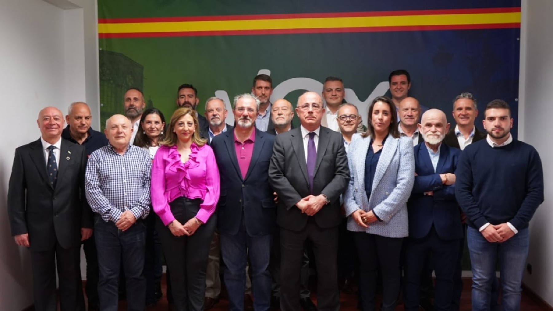 Flores Juberías y Gil Lázaro con los candidatos de Vox en la provincia de Valencia.