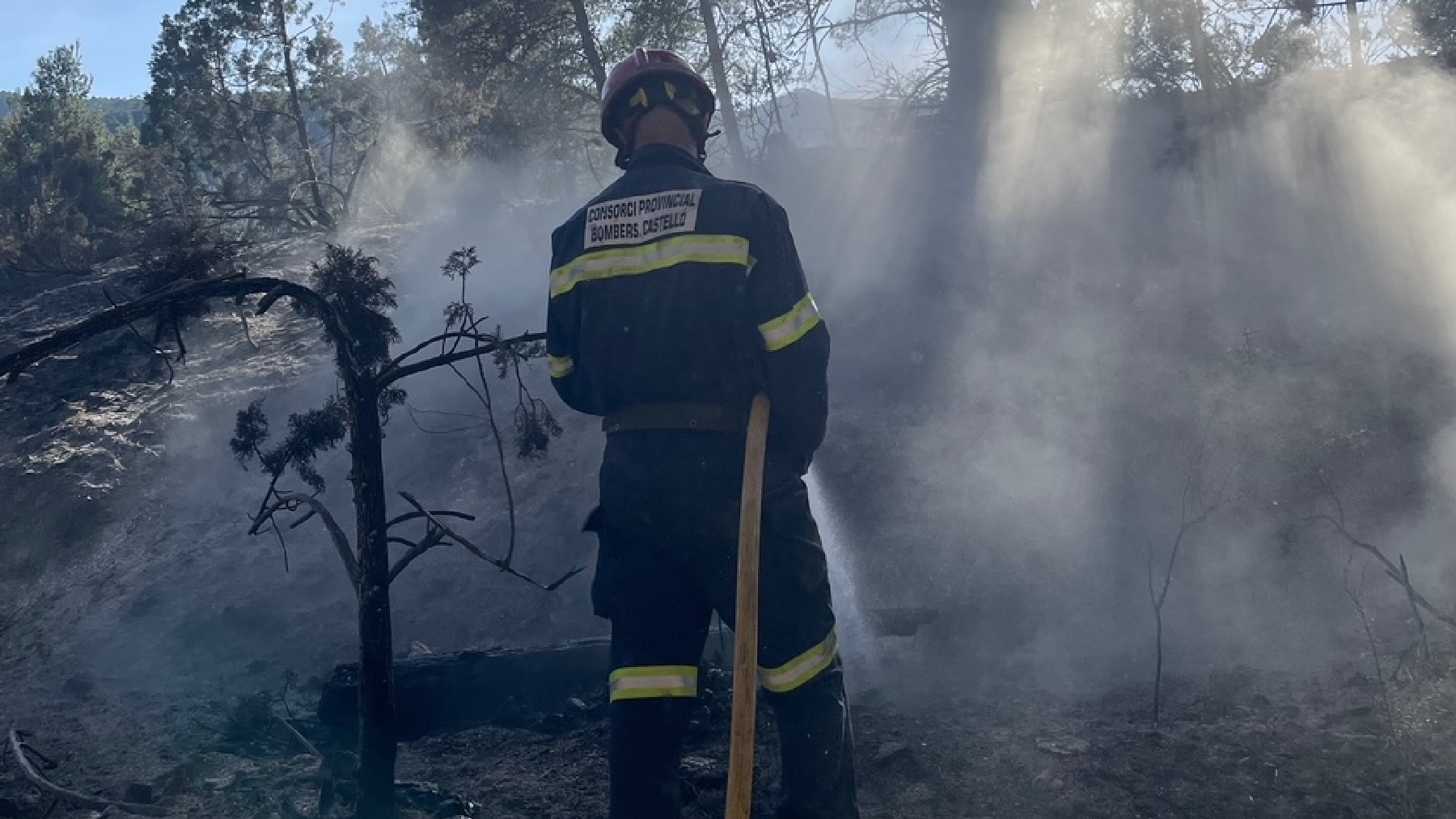Un bombero en tareas de extinción en el incendio en imagen de la Diputación de Castellón.