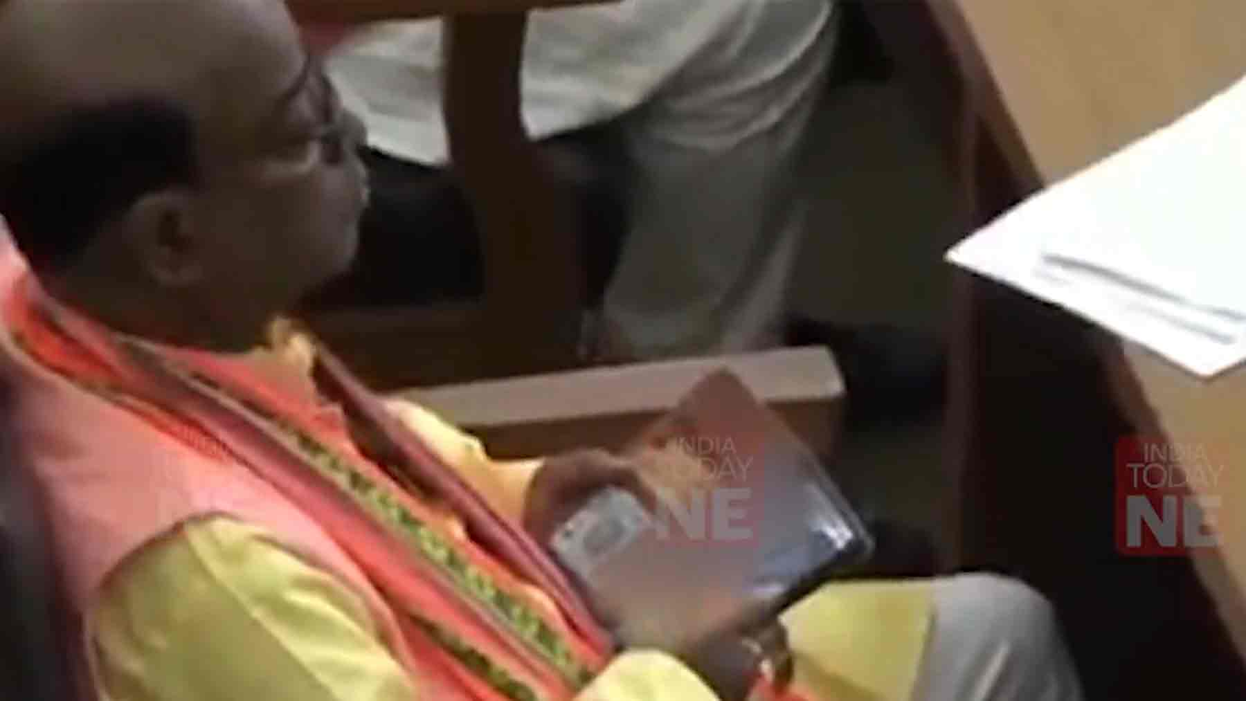 Diputado indio viendo porno.