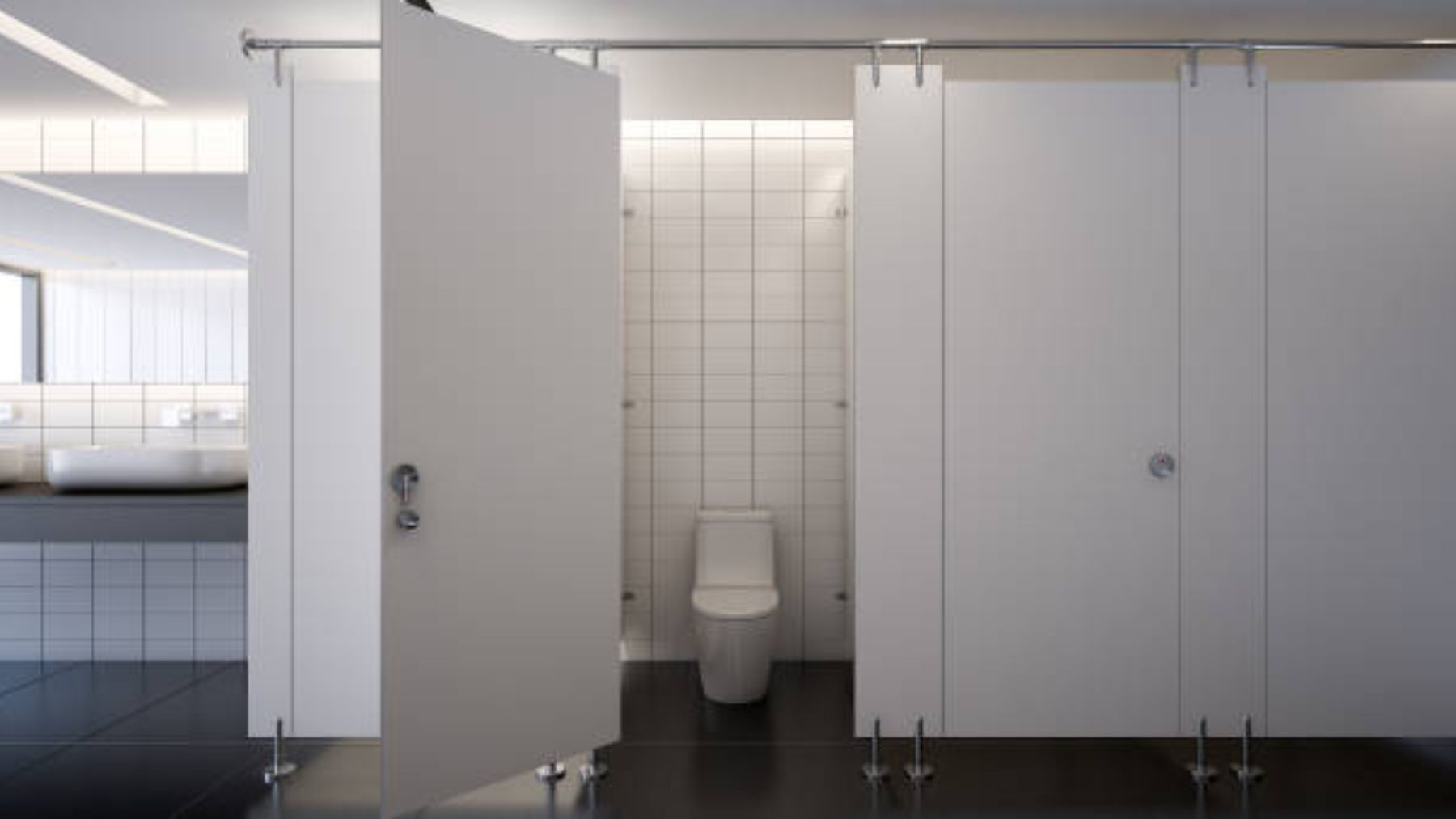 Motivos por los que los baños públicos tienen puertas más pequeñas