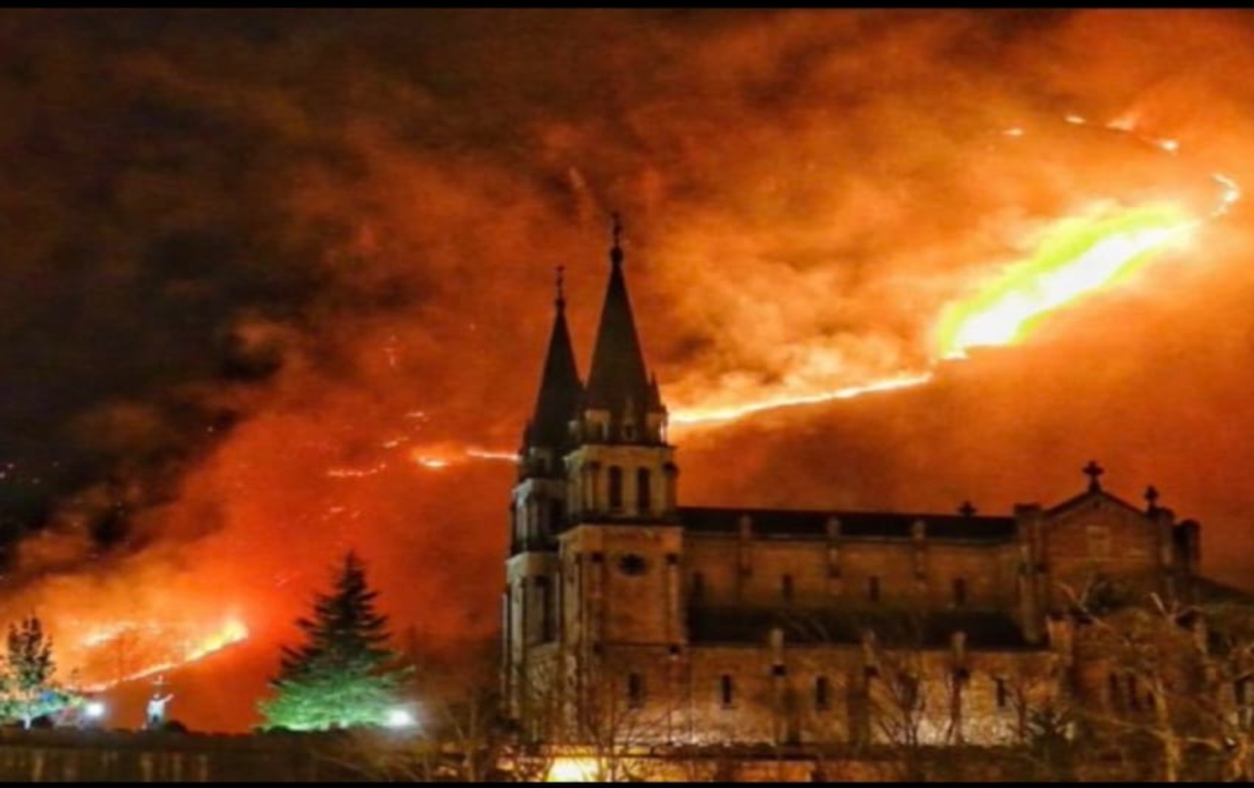 La basílica de Covadonga, rodeada por el fuego.
