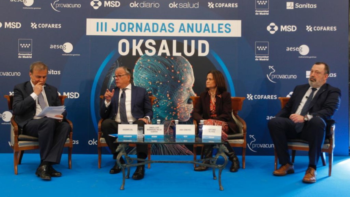 Mesa redonda donde se abordó el tema de medicamentos genéricos.