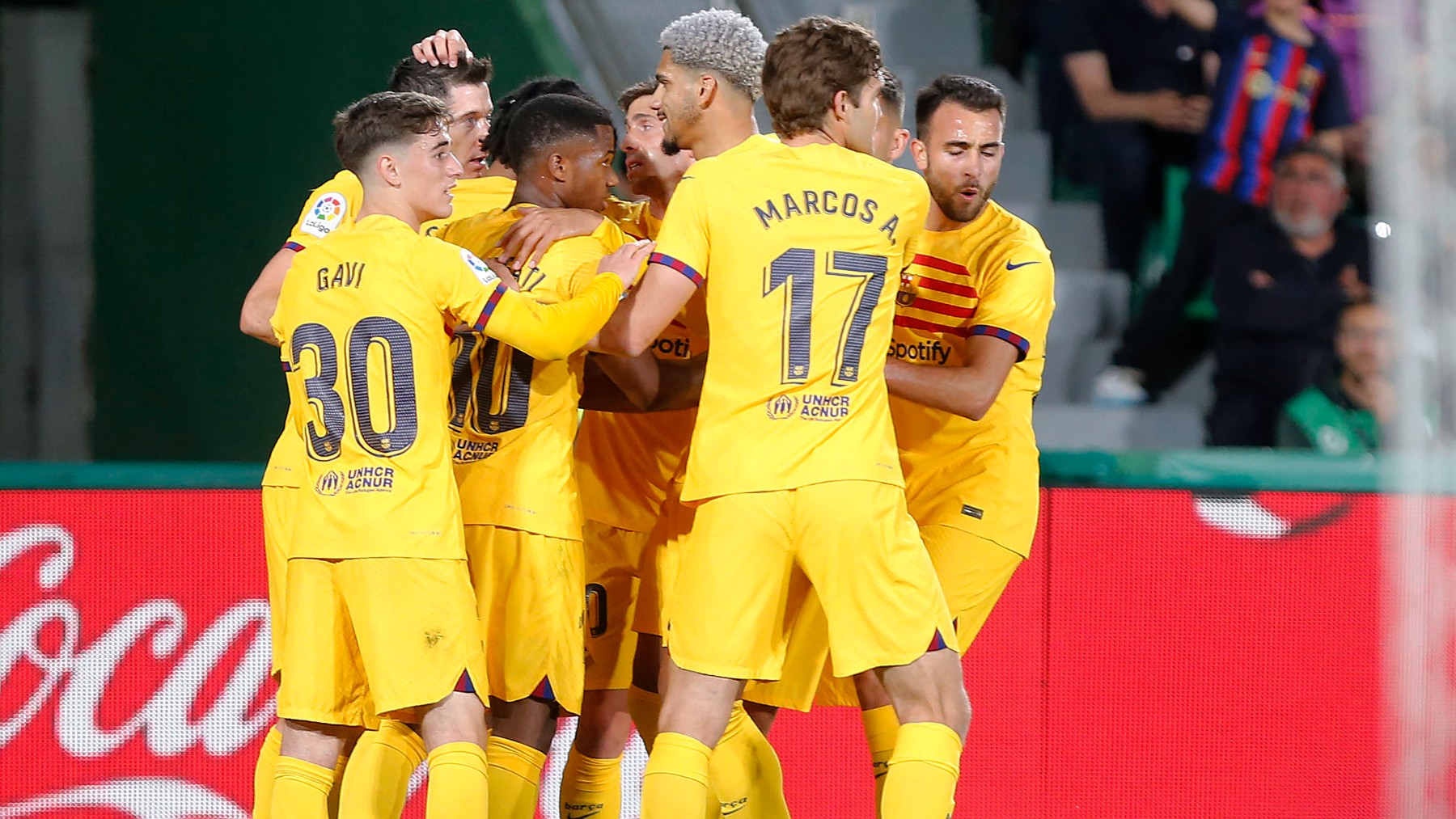 Los jugadores del Barcelona celebran un gol contra el Elche. (AFP)