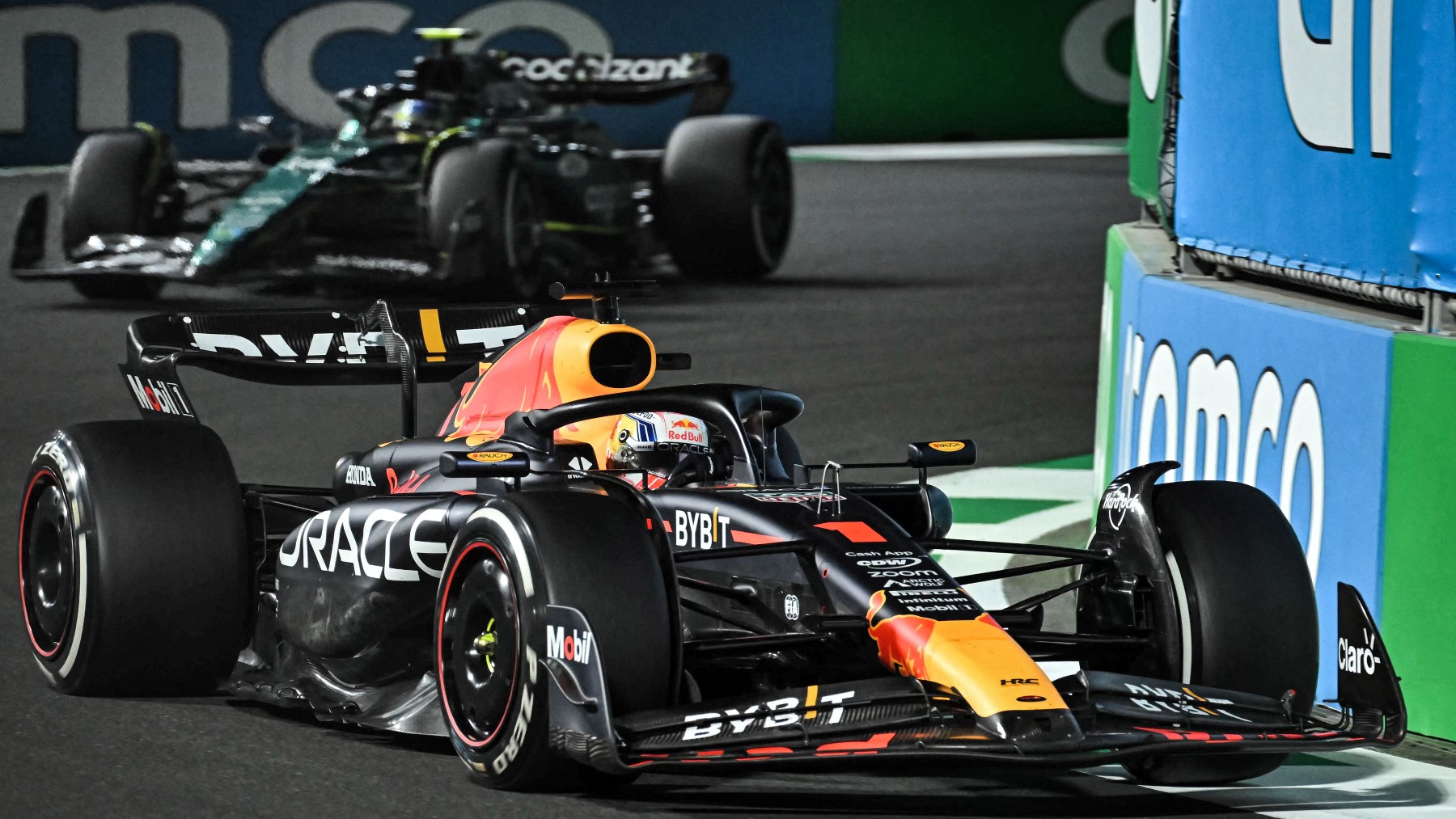 Max Verstappen y Fernando Alonso durante el GP de Australia de F1. (AFP)