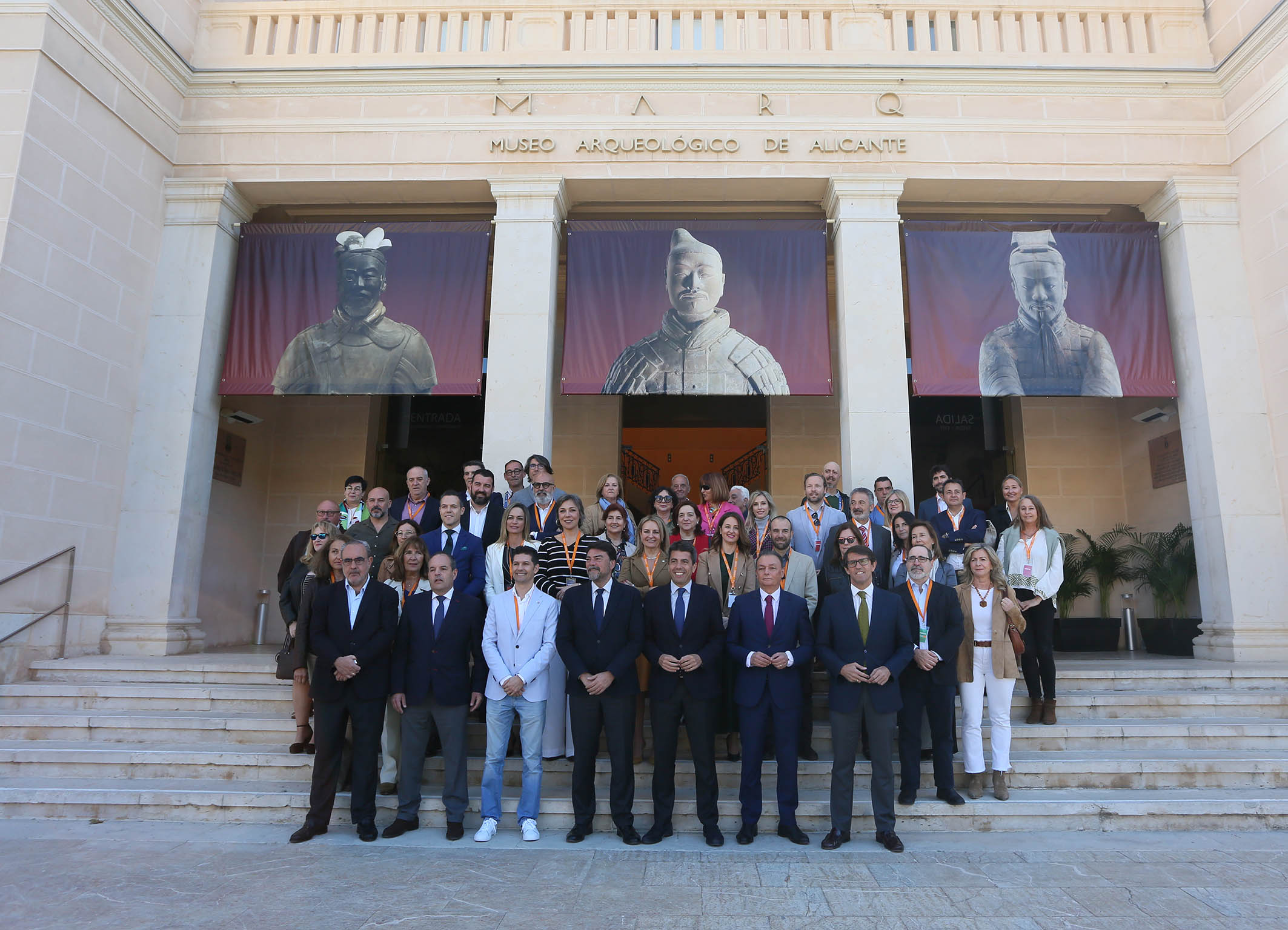 Mazón, este lunes, en el Marq de Alicante, con representantes del sector turístico.