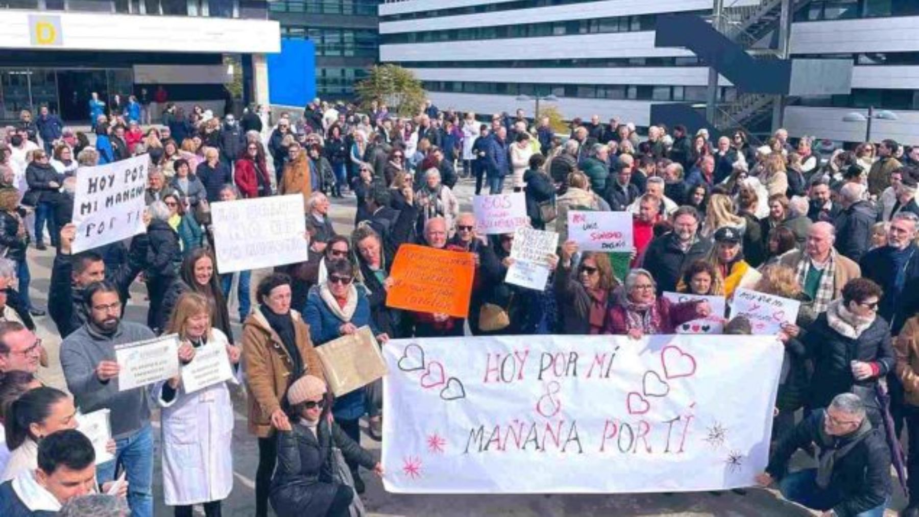 Concentración celebrada el pasado 3 de marzo frente al Hospital Can  Mises de Ibiza para exigir más médicos. .