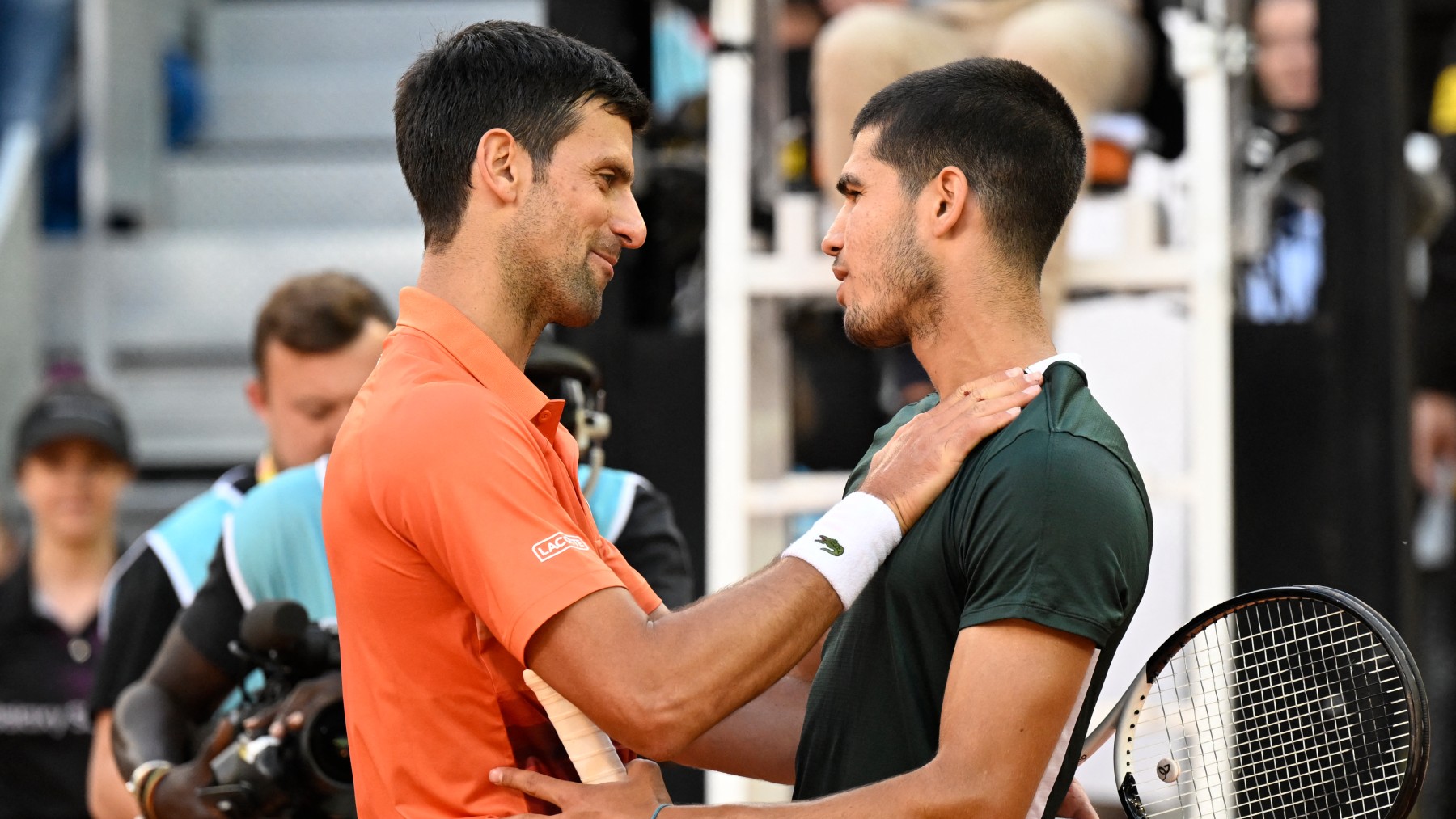 Novak Djokovic y Carlos Alcaraz, tras su partido en Madrid. (AFP)