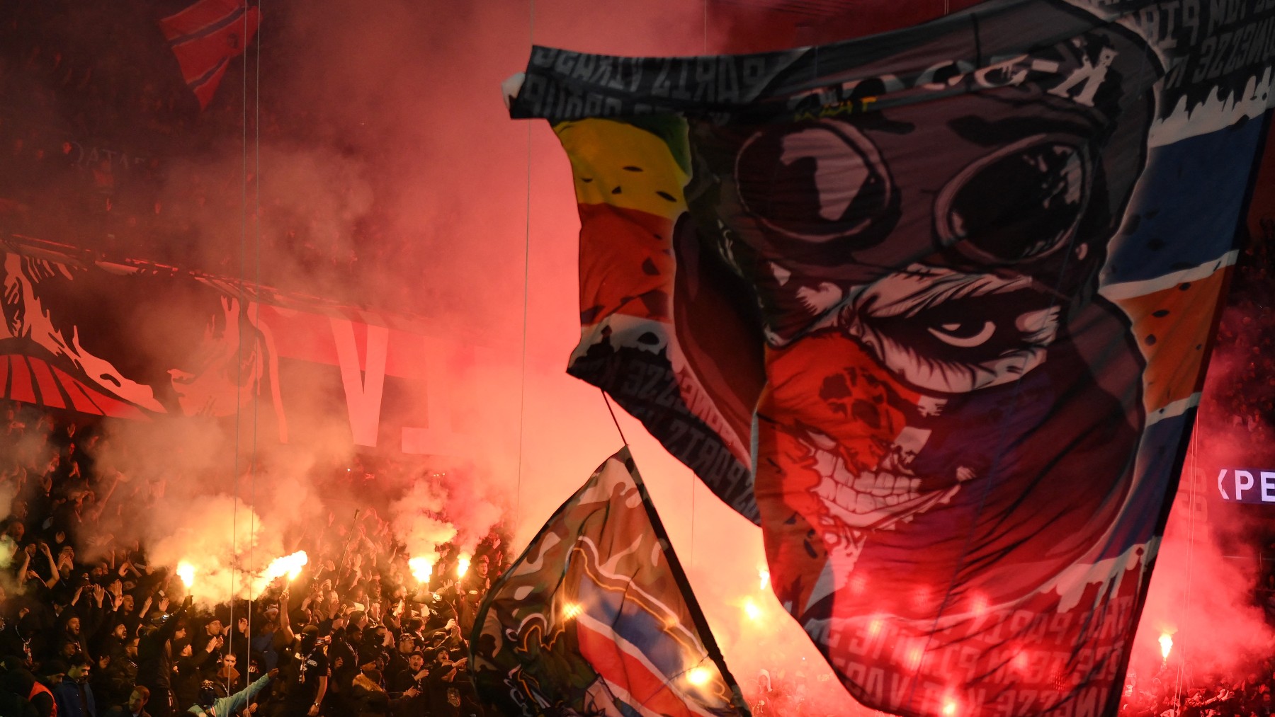 Ultras del PSG en el partido contra el Lyon. (AFP)