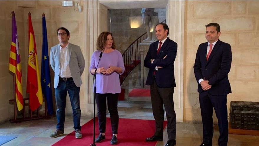 Francina Armengol y Negueruela con los responsables de Iberia, en el Consolat. EUROPA PRESS