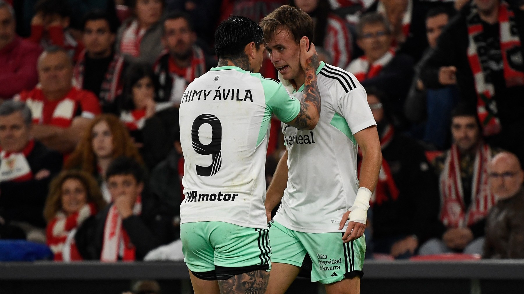 Pablo Ibáñez y Avila celebran el gol de Osasuna. (AFP)
