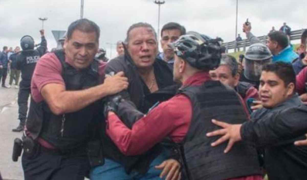 Paliza al ministro argentino Sergio Berni. (EFE)