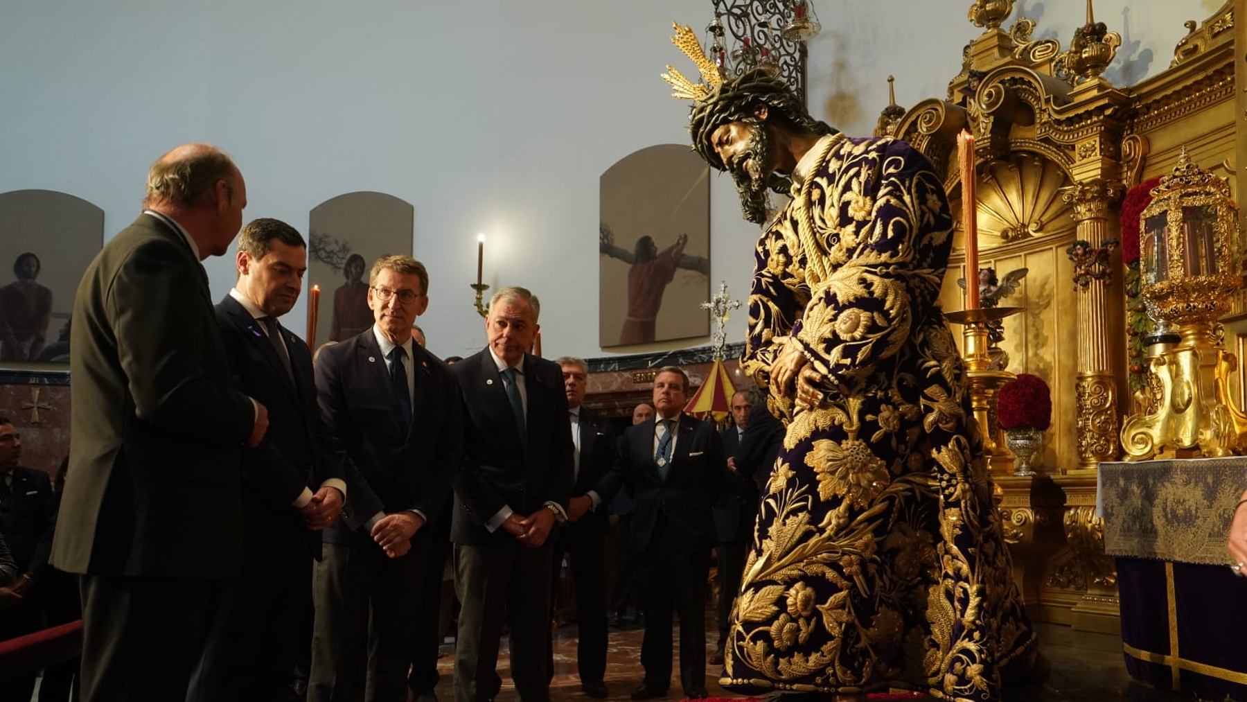 Juanma Moreno, Feijóo y José Luis Sanz, ante el Cristo del Gran Poder, en Sevilla (PP).