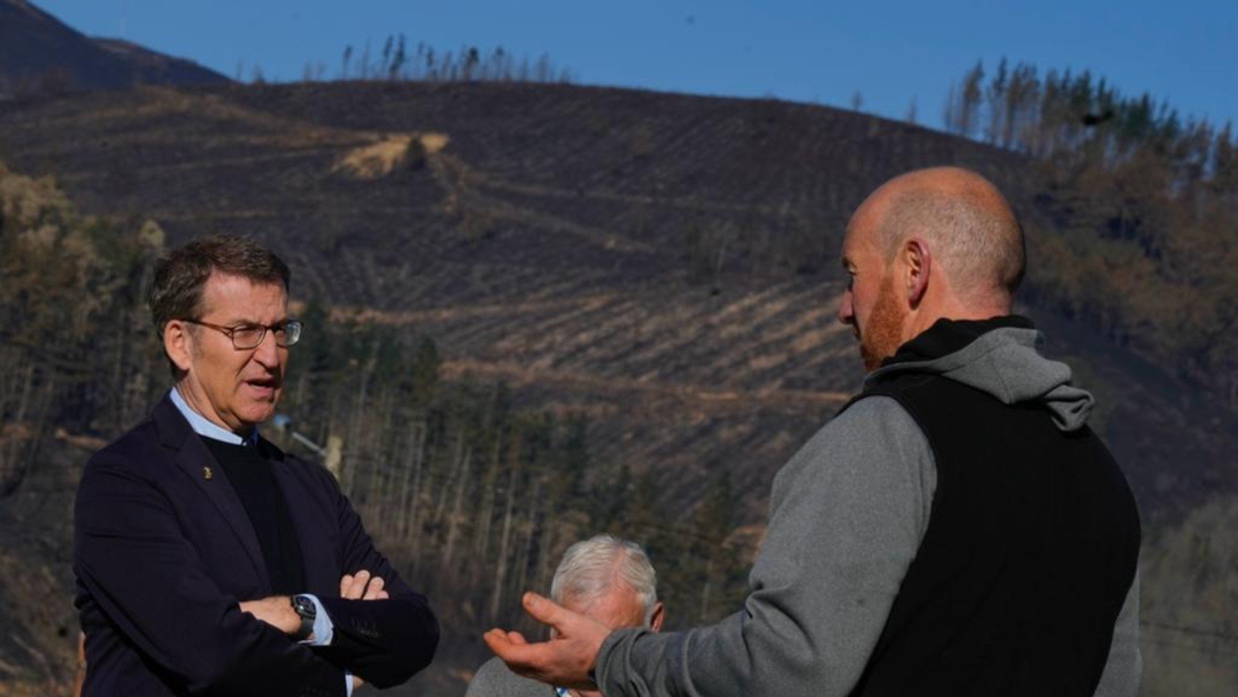 Feijóo visitando una zona de Asturias arrasada por los incendios.