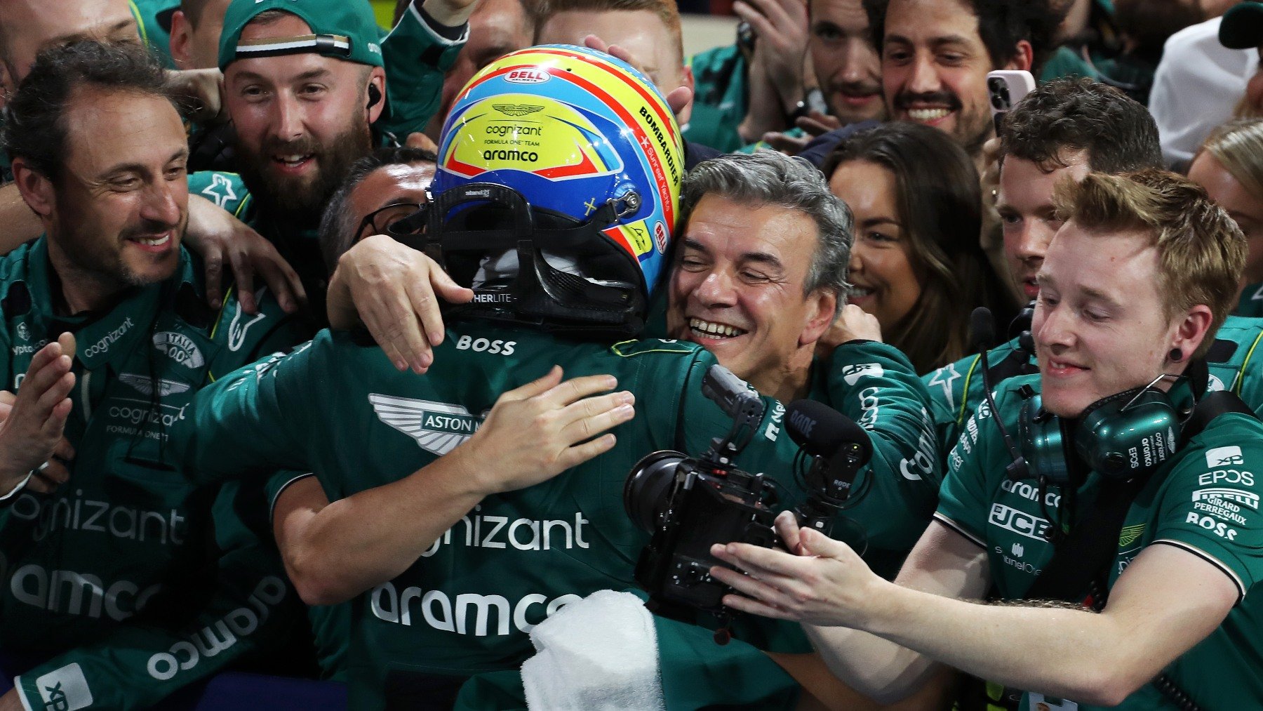 Fernando Alonso se abraza con los trabajadores de Aston Martin. (Getty)