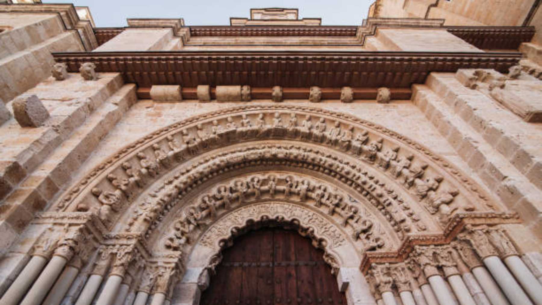 Iglesia colegiata en el pueblo de Toro
