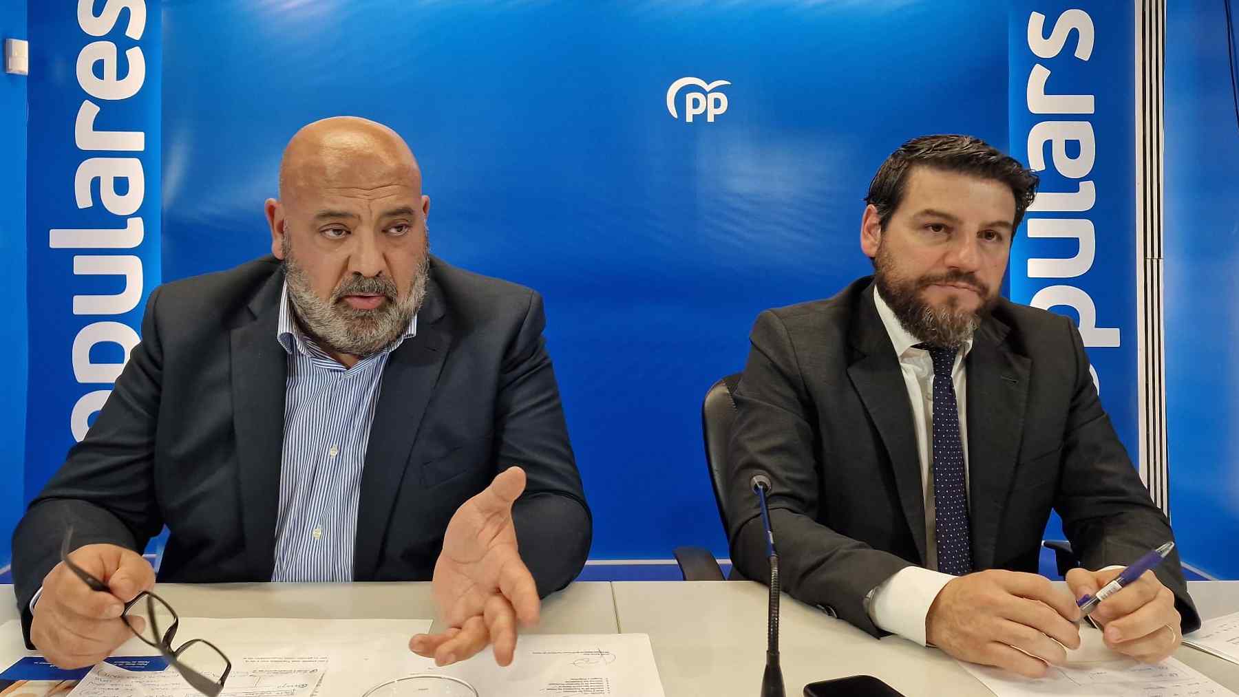 El presidente del PP de Palma, Jaime Martínez, y el secretario general de la formación, Javier Bonet.