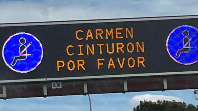 La DGT la lía con las faltas de ortografía más locas en sus paneles informativos para esta Semana Santa en la que son tendencia en redes sociales