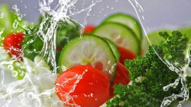 Por qué es mejor no guardar las verduras en bolsa de plástico dentro de la nevera