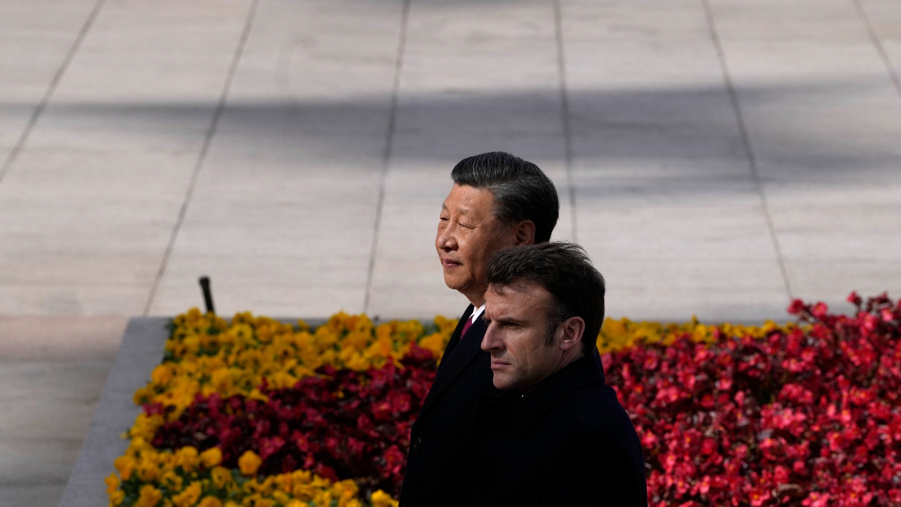 Macron y Xi Jinping en Pekín. (AFP)