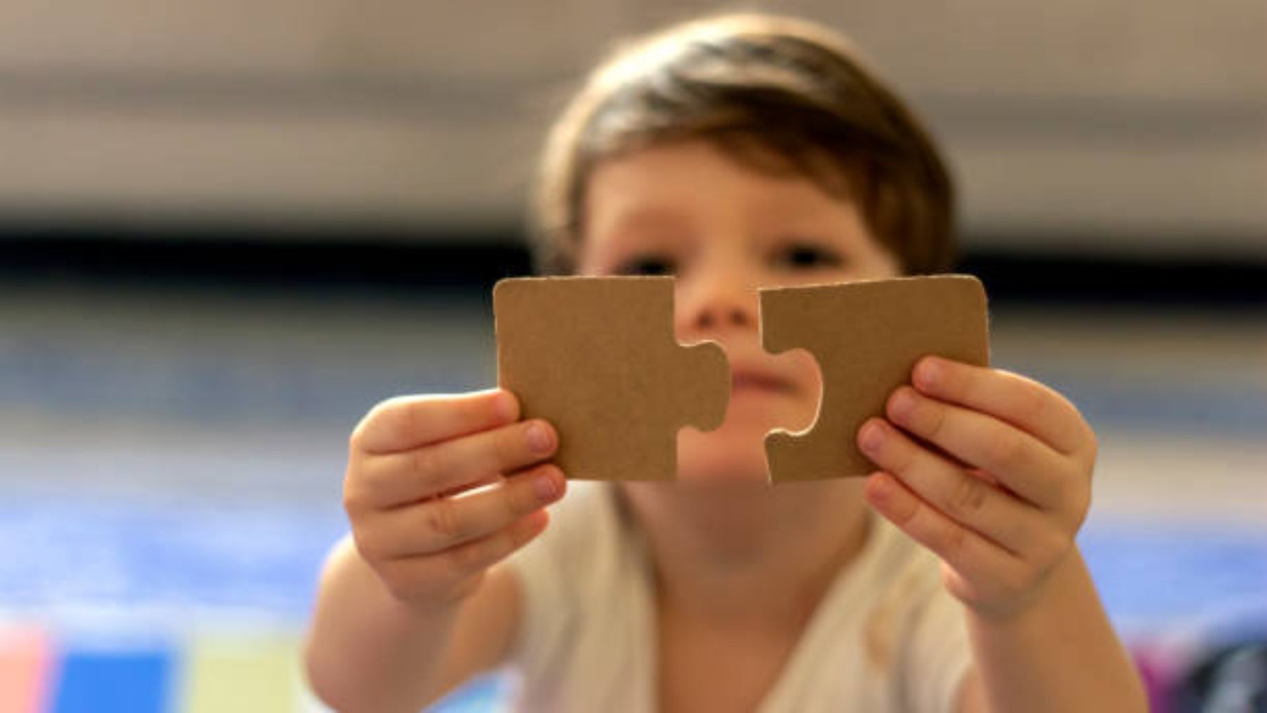 Un niño está jugando.