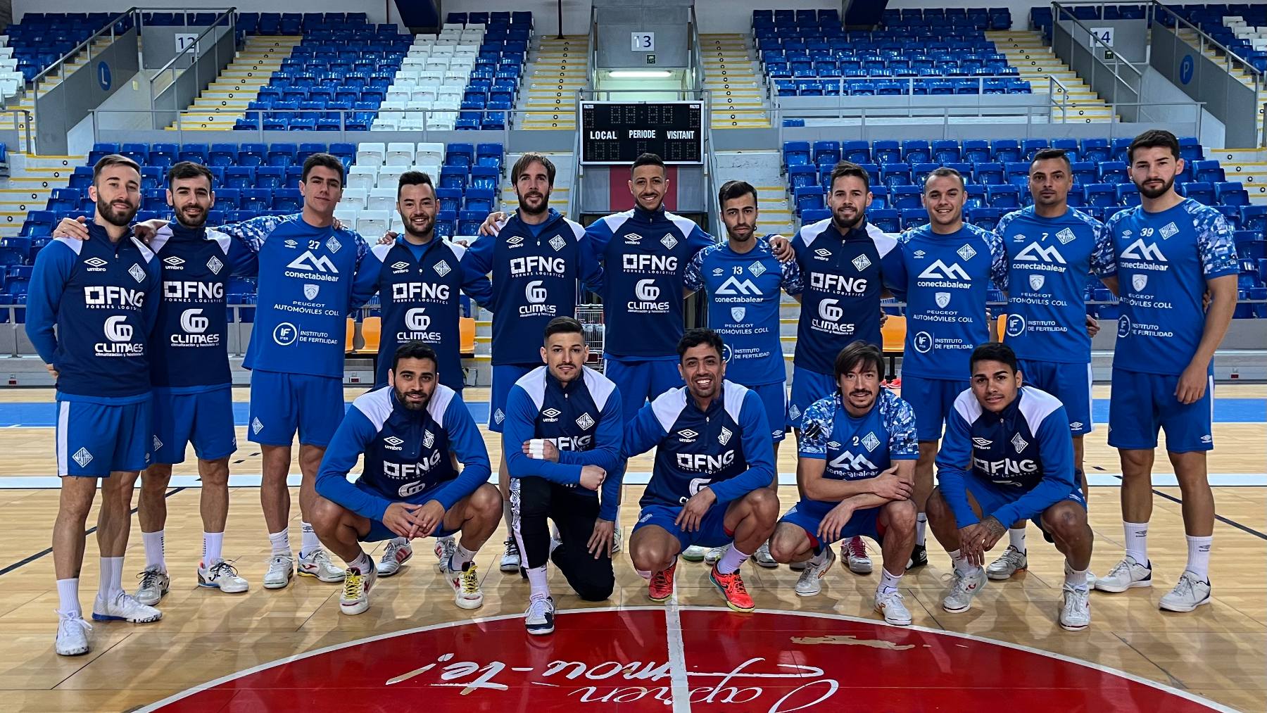 La plantilla del Mallorca Palma Futsal posa en la pista de Son Moix (1)