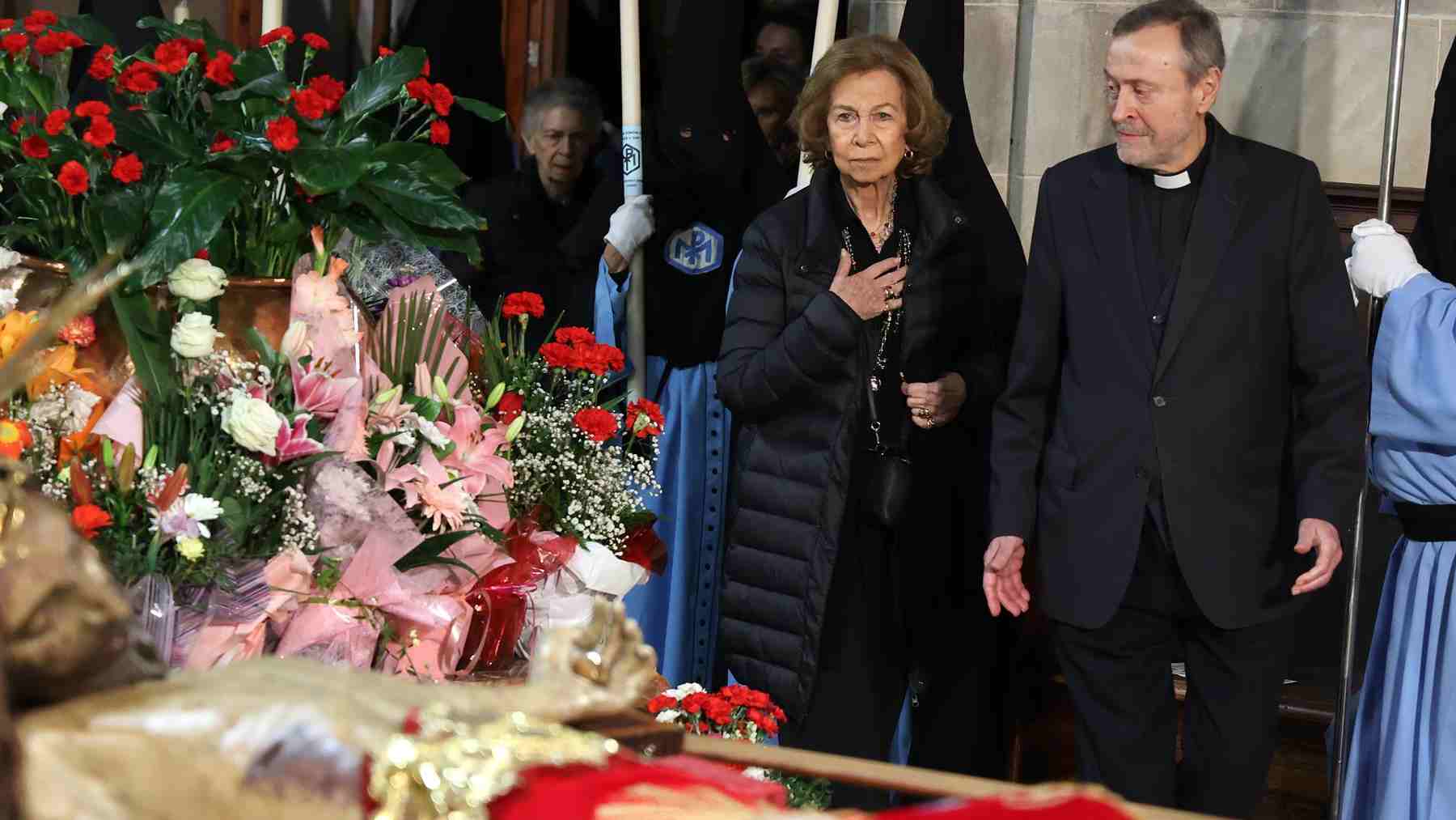 La Reina Sofía y su hermana Irene, en la procesión del Cristo de la Sangre en Palma. ISAAC BUJ-EUROPA PRESS