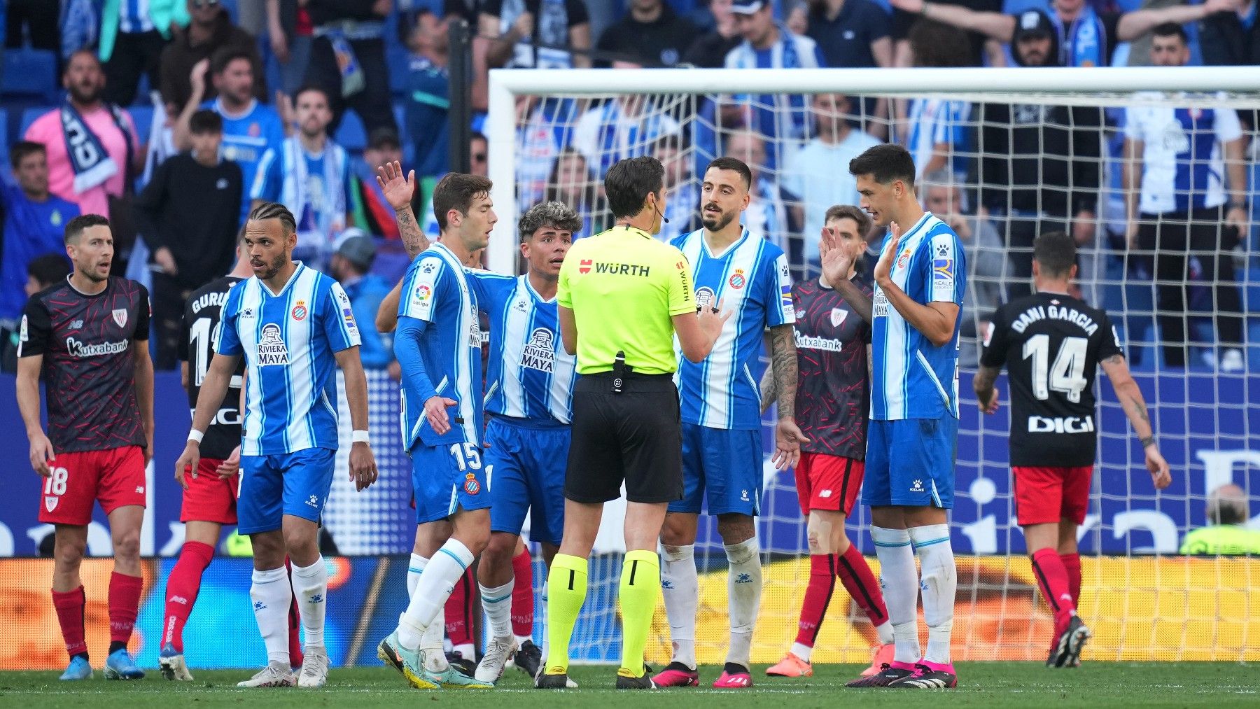 Los jugadores del Espanyol protestan un gol anulado por el VAR (Getty)