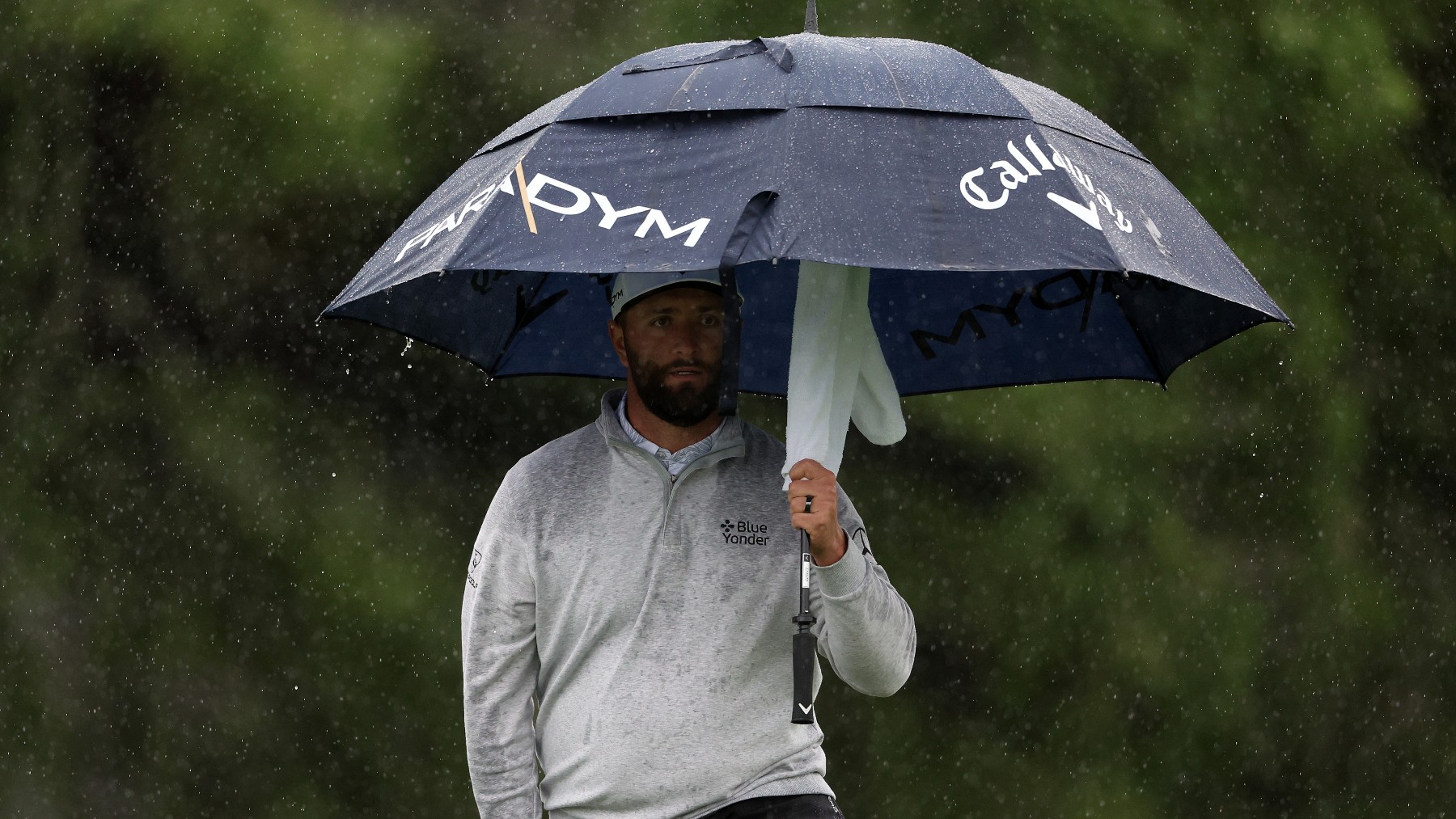 Jon Rahm bajo la lluvia en el Masters de Augusta (Getty)