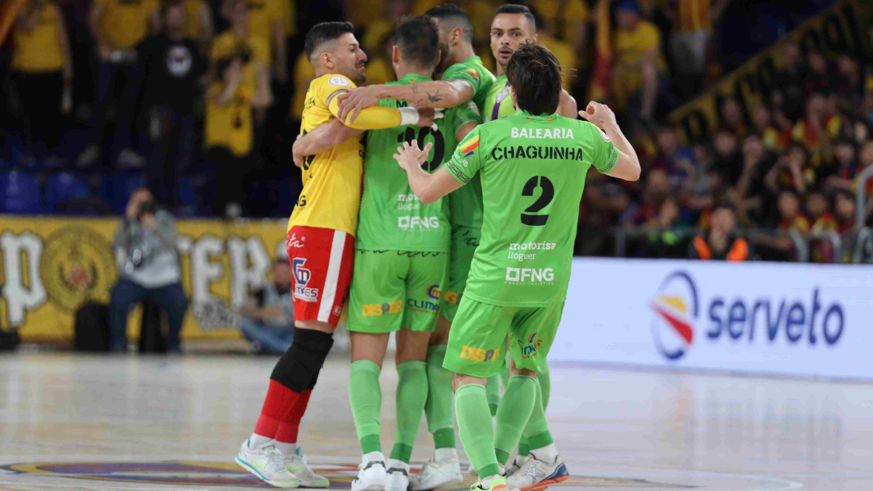 Jugadores del Mallorca Palma Futsal celebran un gol (1)